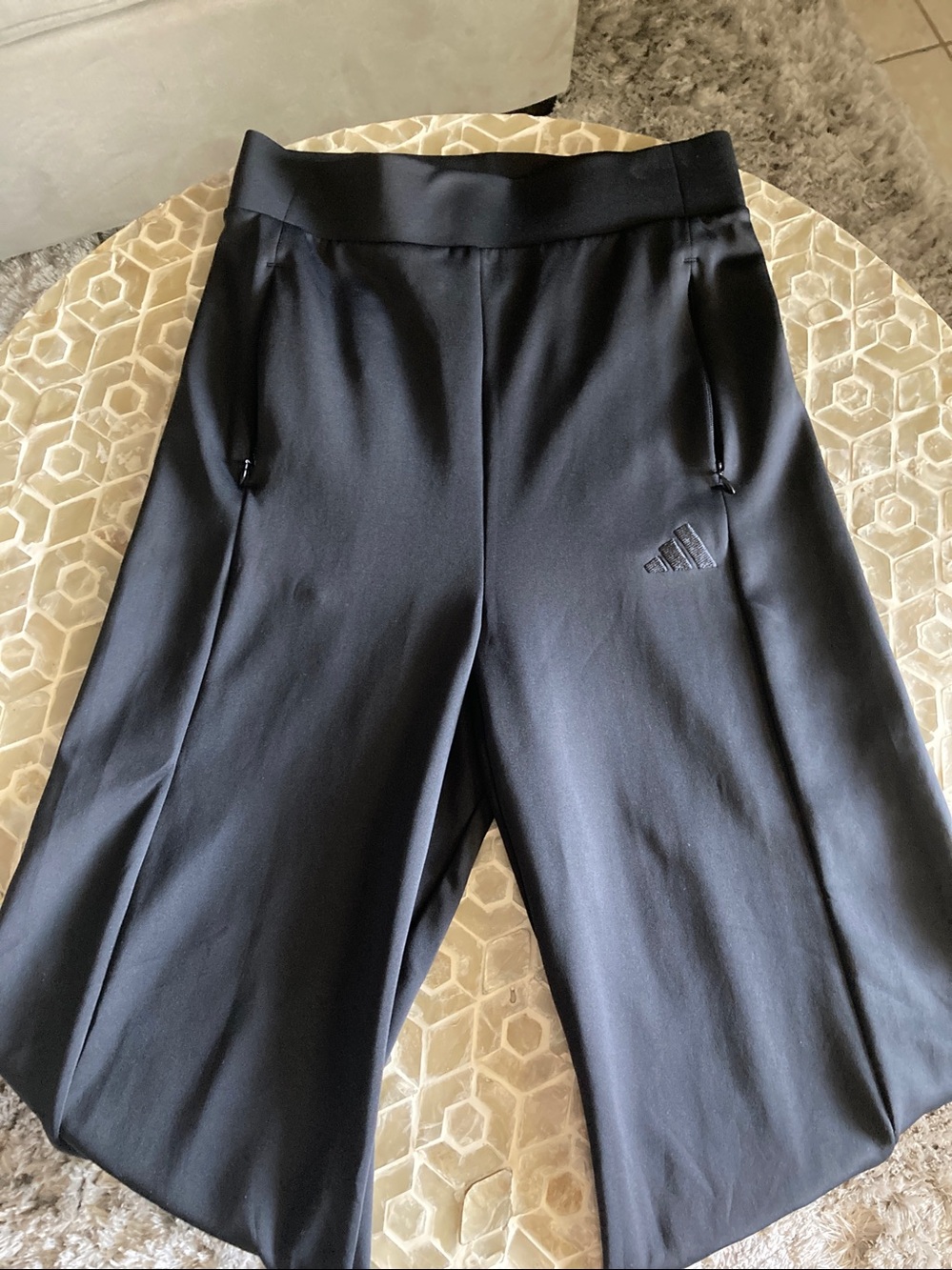 LIKE NEW! Adidas Women's Active Wide Leg Pant in Black (S) - Picture 3 of 10